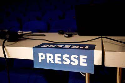 Symbolfoto Presse DEU/Deutschland/Brandenburg/Cottbus, 01.03.2023, Symbolfoto Presse, ein Presseschild liegt auf einem T-stock-photo