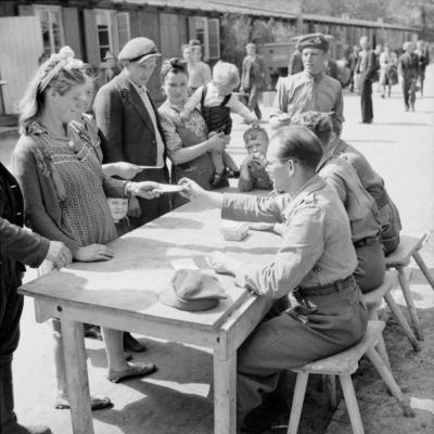 A Polish family registering at No.17 Displaced Persons Assembly Centre in Hamburg Zoological Gardens, 18 May 1945. The D-stock-foto