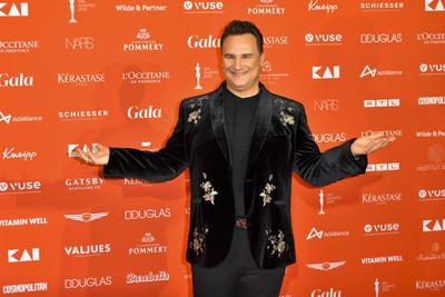 Guido Maria Kretschmer Modedesigner zu Gast auf dem roten Teppich beim den 28.SPA Awards im Hotel Steigenberger auf dem Petersberg in Koenigswinter bei Bonn am 12.04.2025 NRW Deutschland *** Guido Maria Kretschmer fashion designer as a guest on the red carpet at the 28 SPA Awards at the Hotel Steigenberger on the Petersberg in Koenigswinter near Bonn on 12 04 2025 NRW Germany-stock-foto