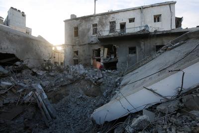 People check the destruction in the aftermath of an Israeli strike on the Al-Ahli hospital, also known as the Baptist or Ahli Arab hospital-stock-foto