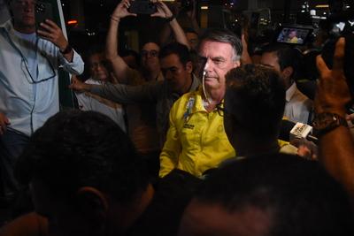 Former President Bolsonaro leaves Rio Grande Hospital in Natal.-stock-foto