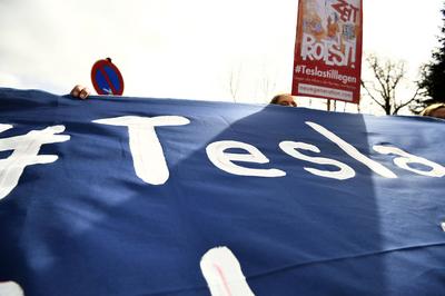 Tesla Takedown Demonstration-stock-foto