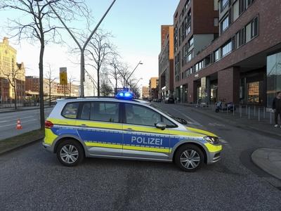 Hamburg 12.04.2025 Erneutes Verkehrschaos am Westfield Center Die Polizei sperrt umliegende Anfahrtsstrassen mit Streifenwagen ab.Die Strassen rund um das Ueberseequartier sind den Verkehrsmassen nicht gewachsen Wieder ist es am Wochenende rund um das neue Westfield Einkaufscenter zu einem Verkehrschaos gekommen. Tausende wollten das neuer?ffnete Center besuchen - viele eben auch mit dem eigen Wagen anfahren. Der Verkehr staute sich auf saemtlichen Anfahrtswsegen so stark das die Polizei sich vor Ort entloss die Zufahrtsstrassen zum Westfild Center zu sperren da auch die Tiefgarage des Centers bereits voll belegt war gab es ein voelliges Verkehrskollaps in der Hafencity Hamburg Deutschland *** Hamburg 12 04 2025 Another traffic chaos at th-stock-foto