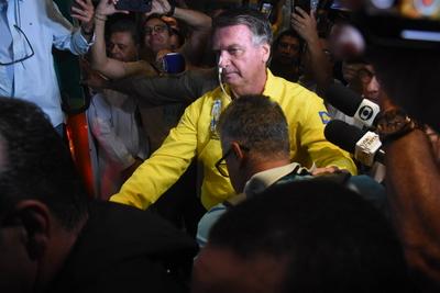 Former President Bolsonaro leaves Rio Grande Hospital in Natal.-stock-foto