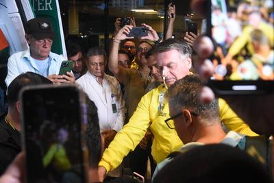 Former President Bolsonaro leaves Rio Grande Hospital in Natal.-stock-foto