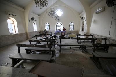 People check the destruction in the aftermath of an Israeli strike on the Al-Ahli hospital, also known as the Baptist or Ahli Arab hospital-stock-foto
