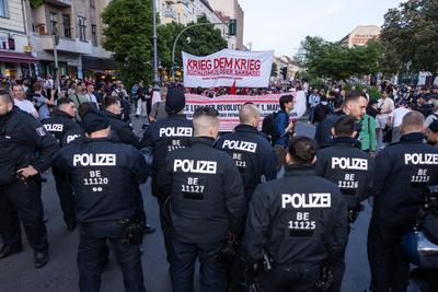 Berlin Revolutionaere 1. Mai-Demo, Heraus zum revolutionaeren 1. Mai , Berlin, 01.05.2024 Krieg dem Krieg, Polizei Revol-stock-photo
