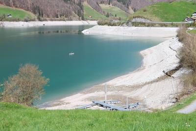 12.04.2025 Kanton Obwalden Schweiz. Bild : Wenig Wasser iM Lungernsee auch Lungerersee. Naturstausee. *** 12 04 2025 Can-stock-foto