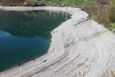 12.04.2025 Kanton Obwalden Schweiz. Bild : Wenig Wasser iM Lungernsee auch Lungerersee. Naturstausee. *** 12 04 2025 Can-stock-foto