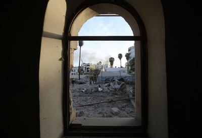 People check the destruction in the aftermath of an Israeli strike on the Al-Ahli hospital, also known as the Baptist or Ahli Arab hospital-stock-foto