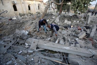 People check the destruction in the aftermath of an Israeli strike on the Al-Ahli hospital, also known as the Baptist or Ahli Arab hospital-stock-foto