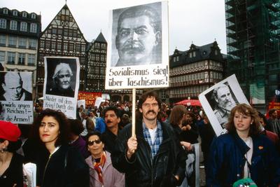 Maikundgebung Frankfurt 1992 Zuh?rer schwenken Bilder von Anna Seghers und Josef Stalin bei der Maikundgebung zum 1. Mai-stock-foto