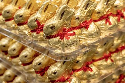 Lindt Goldhasen, Schoko-Osterhasen im Regal eines Supermarktes, M?nchen, 15.02.2023 Deutschland, M?nchen, 15.02.2023, Sc-stock-photo