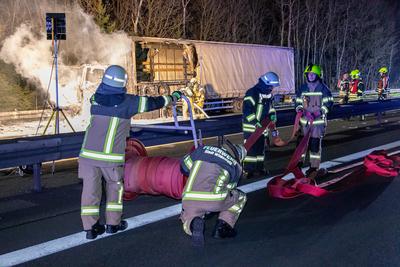 LKW Brand auf A72: Explosion von Gasflasche erschwerte L?scharbeiten ? Stundenlange Sperrung der A72, in beiden Fahrtrichtungen-stock-foto
