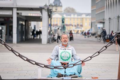 Tag der Arbeit Karlsruhe am 01.05.2021 in Karlsruhe (), Germany Ein mann meditiert friedlich auf dem Marktplatz Karlsruh-stock-foto