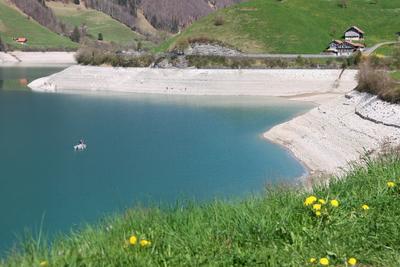 12.04.2025 Kanton Obwalden Schweiz. Bild : Wenig Wasser iM Lungernsee auch Lungerersee. Naturstausee. *** 12 04 2025 Can-stock-foto