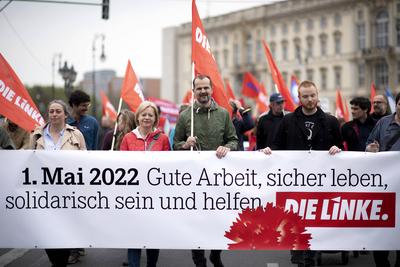 1. Mai Demo DEU, Deutschland, Germany, Berlin, 01.05.2022 Demonstranten der Partei Die Linke mit Transparent auf der Dem-stock-foto