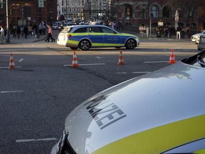 Hamburg 12.04.2025 Erneutes Verkehrschaos am Westfield Center Die Polizei sperrt umliegende Anfahrtsstrassen mit Streifenwagen ab.Die Strassen rund um das Ueberseequartier sind den Verkehrsmassen nicht gewachsen Wieder ist es am Wochenende rund um das neue Westfield Einkaufscenter zu einem Verkehrschaos gekommen. Tausende wollten das neuer?ffnete Center besuchen - viele eben auch mit dem eigen Wagen anfahren. Der Verkehr staute sich auf saemtlichen Anfahrtswsegen so stark das die Polizei sich vor Ort entloss die Zufahrtsstrassen zum Westfild Center zu sperren da auch die Tiefgarage des Centers bereits voll belegt war gab es ein voelliges Verkehrskollaps in der Hafencity Hamburg Deutschland *** Hamburg 12 04 2025 Another traffic chaos at th-stock-foto