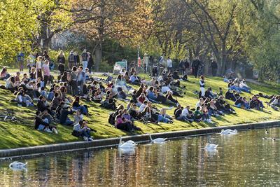 Junge Leute sitzen in Gruppen am Landwehrkanal in Kreuzberg, Berlin , Fr?hling,-stock-foto