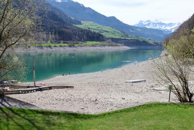 12.04.2025 Kanton Obwalden Schweiz. Bild : Wenig Wasser iM Lungernsee auch Lungerersee. Naturstausee. *** 12 04 2025 Can-stock-foto