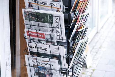 D?sseldorf 04.07.2024 Kiosk B?dchen nationale Zeitungen Zeitschriften Meinungsvielfalt Lesestoff Auflage Zeitungsauflage-stock-foto