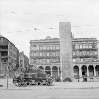 The British Army in North-west Europe 1944-45 A Sherman Firefly of 7th Armoured Division in Hamburg, 4 May 1945The Hambu-stock-foto