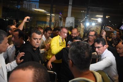 Former President Bolsonaro leaves Rio Grande Hospital in Natal.-stock-foto