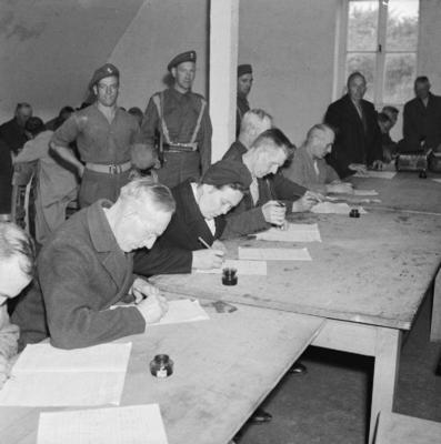 Germany Under Allied Occupation 1945 Suspected Nazis fill in a questionnaire about their political activities in a deten-stock-foto