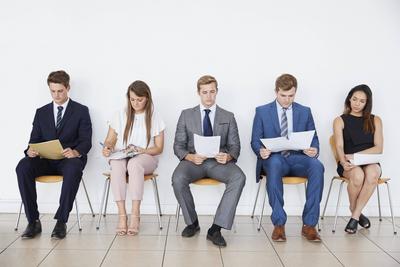 ernst,warten,bewerbung,gleichberechtigung,konzentriert,frauenquote *** serious,waiting,recruitment,equality,concentrated-stock-photo