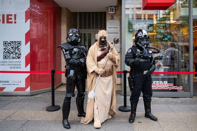 04.05.2024, Berlin, Deutschland, Europa - Star-Wars-Fans der Fangemeinde in verschiedenen Kostuemen stehen vor dem Lego-stock-photo
