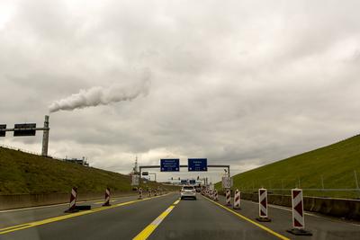 Auf der Autobahn 1 zwischen dem Autobahnkreuz K?ln-West und dem Leverkusener Kreuz. Auffahrt zur Leverkusener Br?cke. Au-stock-foto