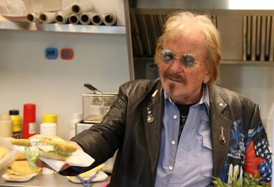Frank Zander pr?sentiert "Zanders Backfisch" am Imbiss Zum W?rfel in Berlin-stock-foto
