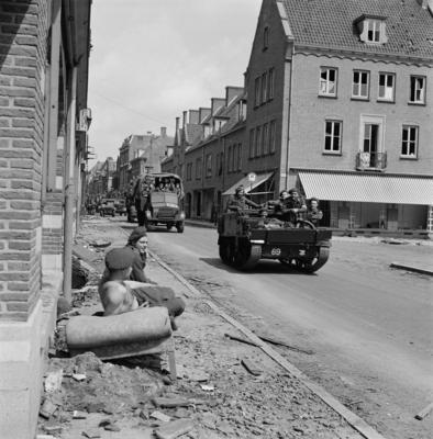 Anefo photo collection. Liberation joy: Liberation route Princess Irene Brigade Utrecht-Woerden-Alphen a / d Rijn-Leiden-stock-foto