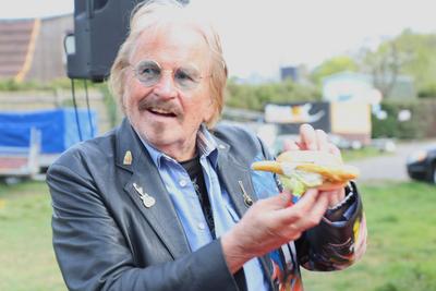 Frank Zander pr?sentiert "Zanders Backfisch" am Imbiss Zum W?rfel in Berlin-stock-foto