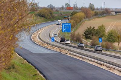 13.04.2025: Auf der Autobahn A20 zwischen Friedland und Strasburg im Landkreis Vorpommern-Greifswald erh?lt eine Fahrtri-stock-foto