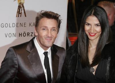 Schauspieler Mark KELLER mit Ehefrau T?lin Verleihung der 45 Goldenen Kamera 2010 in Berlin-stock-foto