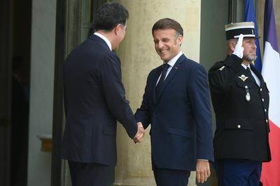 Emmanuel Macron re?oit le premier ministre du Kurdistan-stock-foto
