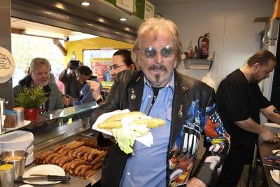Frank Zander raesentiert den echten Zander im Broetchen das Backfischbroetchen a la Frank Zander ab Montag 14.04.2025 Exklusiv verkauf Zum Wuerfel Imbiss Berlin Reinickendorf Aril 2025 - Frank Kurt Zander * 4. Februar 1942 in Berlin ist ein deutscher Schlagers?nger Berlin Deutschland *** Frank Zander raesentiert den echten Zander im Broetchen das Backfischbroetchen a la Frank Zander ab Montag 14 04 2025 Exklusiv verkauf Zum Wuerfel Imbiss Berlin Reinickendorf Aril 2025 Frank Kurt Zander February 4, 1942 in Berlin is a German pop singer Berlin Germany-stock-foto