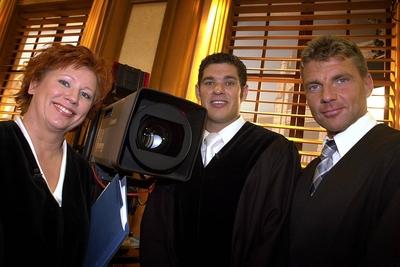 Bildnummer: 50118404  Datum: 03.09.2002  Copyright: imago/PapschRichterin Barbara Salesch mit Anwalt Torsten Timm (re.) und Staatsanwalt Nicolai F. Mameghani (alle GER) , Personen , optimistisch; 2002, K?ln, TV, Fernsehen, Sat1, Sat 1, eins, Fernsehrichter, Richter, Anwalt, Rechtsanwalt, Verteidiger, Strafverteidiger, Anw?lte, Rechtsanw?lte, Staatsanw?lte, Tim, Nikolai, Nikolaj, Mamegani, Kamera, Kameras, Fernsehkamera, Fernsehkameras, Dreharbeiten; , quer, Kbdig, Pressetermin, Gruppenbild, close, Deutschland, Randbild, Rechtswissenschaften, Wissenschaft, Peopl-stock-foto