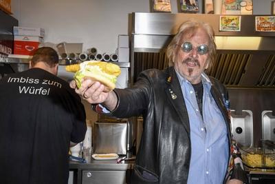Frank Zander raesentiert den echten Zander im Broetchen das Backfischbroetchen a la Frank Zander ab Montag 14.04.2025 Exklusiv verkauf Zum Wuerfel Imbiss Berlin Reinickendorf Aril 2025 - Frank Kurt Zander * 4. Februar 1942 in Berlin ist ein deutscher Schlagers?nger Berlin Deutschland *** Frank Zander raesentiert den echten Zander im Broetchen das Backfischbroetchen a la Frank Zander ab Montag 14 04 2025 Exklusiv verkauf Zum Wuerfel Imbiss Berlin Reinickendorf Aril 2025 Frank Kurt Zander February 4, 1942 in Berlin is a German pop singer Berlin Germany-stock-foto