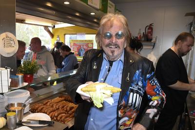 Frank Zander raesentiert den echten Zander im Broetchen das Backfischbroetchen a la Frank Zander ab Montag 14.04.2025 Exklusiv verkauf Zum Wuerfel Imbiss Berlin Reinickendorf Aril 2025 - Frank Kurt Zander * 4. Februar 1942 in Berlin ist ein deutscher Schlagers?nger Berlin Deutschland *** Frank Zander raesentiert den echten Zander im Broetchen das Backfischbroetchen a la Frank Zander ab Montag 14 04 2025 Exklusiv verkauf Zum Wuerfel Imbiss Berlin Reinickendorf Aril 2025 Frank Kurt Zander February 4, 1942 in Berlin is a German pop singer Berlin Germany-stock-foto