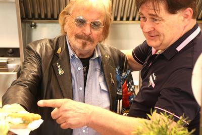 Frank Zander & Olaf Schenk "Zanders Backfisch" am Imbiss Zum W?rfel in Berlin-stock-foto