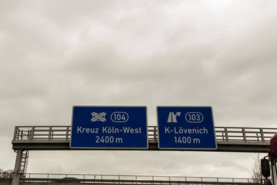 Auf der Autobahn 1 zwischen dem Autobahnkreuz K?ln-West und dem Leverkusener Kreuz. Kurz vor dem Autobahntunnel und der-stock-foto