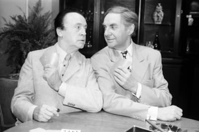 Bildnummer: 56810060  Datum: 01.11.1991  Copyright: imago/teutopressEddi Arent (li.) mit Harald Juhnke 11/91 teu Eddi Arent (li.) mit Harald Juhnke in Ein seltsames Paar (ARD) Deutschland deutsch Mann M?nner Schauspieler Schauspiel Komiker Komik TV Fernsehen Film seri?s Anzug Krawatte kurzhaarig dunkelhaarig Szene Standfoto Still Szenenfoto Kartenspiel Skat Skatspieler Skatspiel Spielkarten Blatt quer halb sitzend sw People xns x0x 1991 quer  56810060 Date 01 11 1991 Copyright Imago  Eddi Arent left with Harald Juhnke 11 91 TEU Eddi Arent left with Harald Juhnke in a strange Couple ARD Germany German Man Men Actor Acting Comedians comic TV Television Film seriously Suit Tie short dark haired Scene  quiet Scene photo Card game Skat Skat players Skat game Playing cards Sheet horizontal half seated black and white Celebrities xns x0x 1991 horizontal-stock-foto