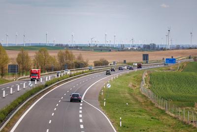 13.04.2025: Auf- und Abfahrt Strasburg: Auf der Autobahn A20 zwischen Friedland und Strasburg im Landkreis Vorpommern-Gr-stock-foto