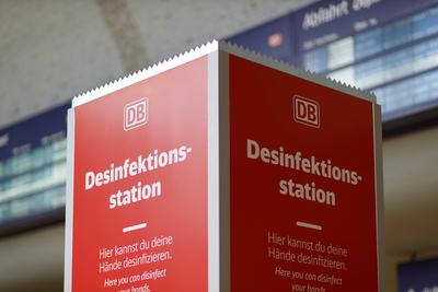 Die Deutsche Bahn stellt im Rahmen der Coronakrise am K?lner Hauptbahnhof Desinfektionsstationen bereit, mit denen sich-stock-foto