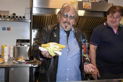 Frank Zander mit Imbiss Betreiber Olaf Schenk praesentieren den echten Zander im Broetchen das Backfischbroetchen a la Frank Zander ab Montag 14.04.2025 Exklusiv verkauf Zum Wuerfel Imbiss Berlin Reinickendorf Aril 2025 - Frank Kurt Zander * 4. Februar 1942 in Berlin ist ein deutscher Schlagers?nger Berlin Deutschland *** Frank Zander with snack bar operator Olaf Schenk present the real Zander in the bread the Backfischbroetchen a la Frank Zander from Monday 14 04 2025 Exclusive sale Zum Wuerfel Imbiss Berlin Reinickendorf Aril 2025 Frank Kurt Zander February 4, 1942 in Berlin is a German pop singer Berlin Germany-stock-foto