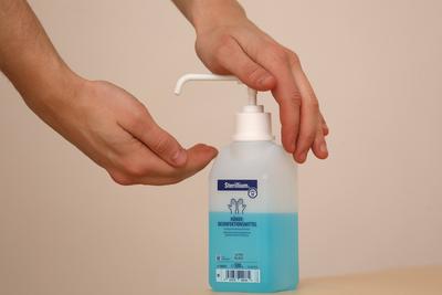 28.03.2020, Berlin, GER - Symbolfoto: Desinfektionsmittel auf die Hand geben. (MR=yes, Alltag, Berlin, Desinfektion, Des-stock-photo