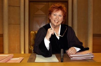 Bildnummer: 59432148  Datum: 06.07.2004  Copyright: imago/Horst GaluschkaBARBARA SALESCH Richterin feiert am 03.09.2004 ihre 1000 . Sendung in 5 jahren Entertainment People xsp x0x 2004 quer Portrait einzeln einzel Moderatorin BARBARA SALESCH Richterin Gericht Jubil?um Schreibtisch  59432148 Date 06 07 2004 Copyright Imago Horst  Barbara Salesch Judge celebrate at 03 09 2004 theirs 1000 Consignment in 5 Years Entertainment Celebrities xsp x0x 2004 horizontal Portrait single Singles Presenter Barbara Salesch Judge Court Anniversary Desk-stock-foto