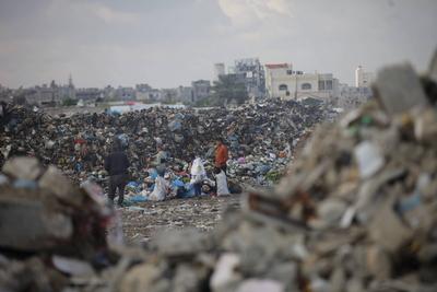 Gazans living in makeshift tents or on the rubble of collapsed buildings in Al-Bureij camp-stock-foto